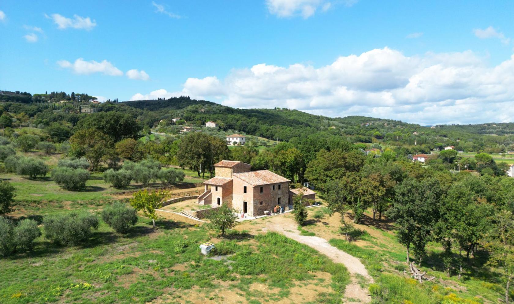 Toscana Immobiliare - Casale toscano con terreno e annesso in vendita a Lucignano