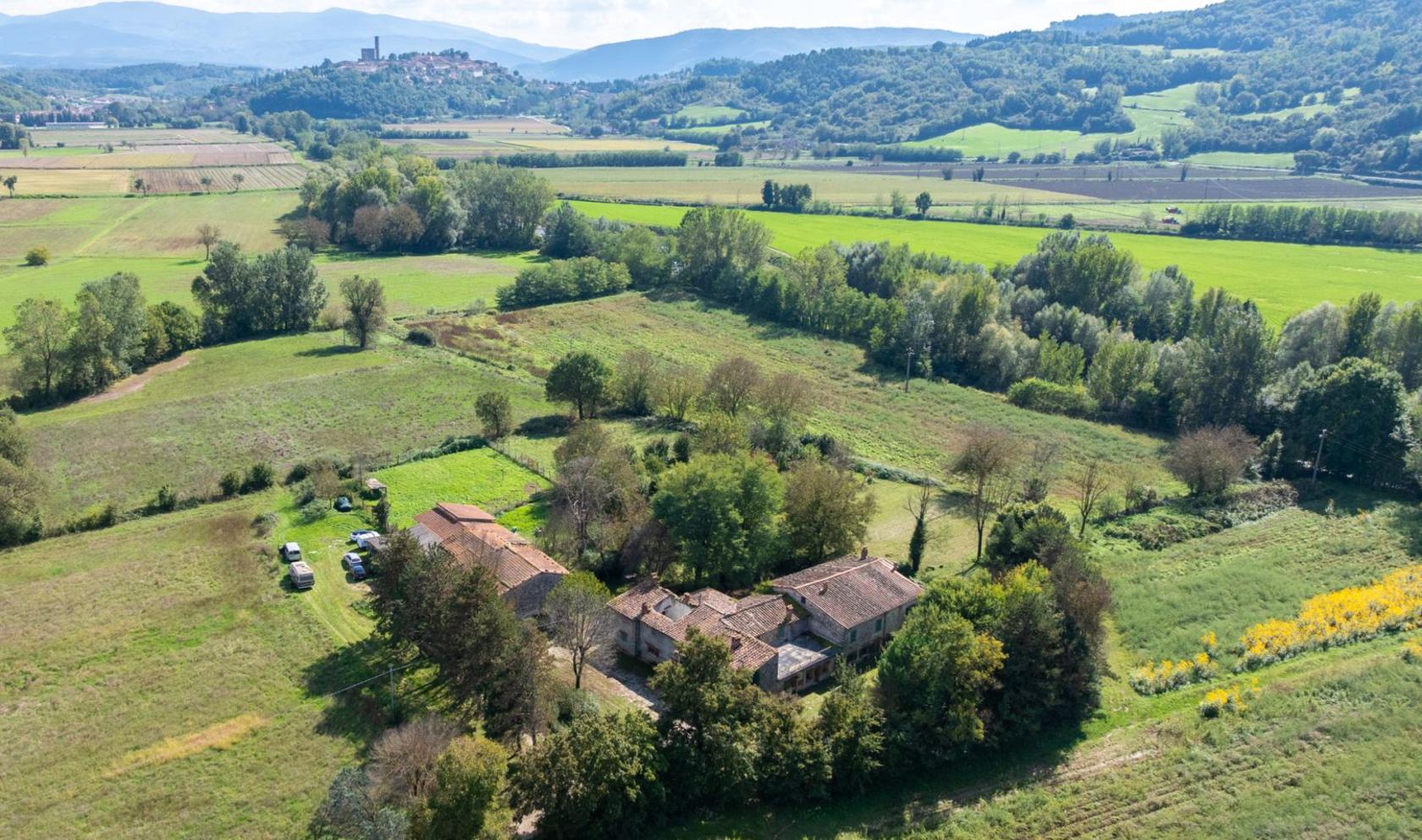 Toscana Immobiliare - Complesso immobiliare in vendita nella valle casentinese, nei pressi dell'appennino Toscano