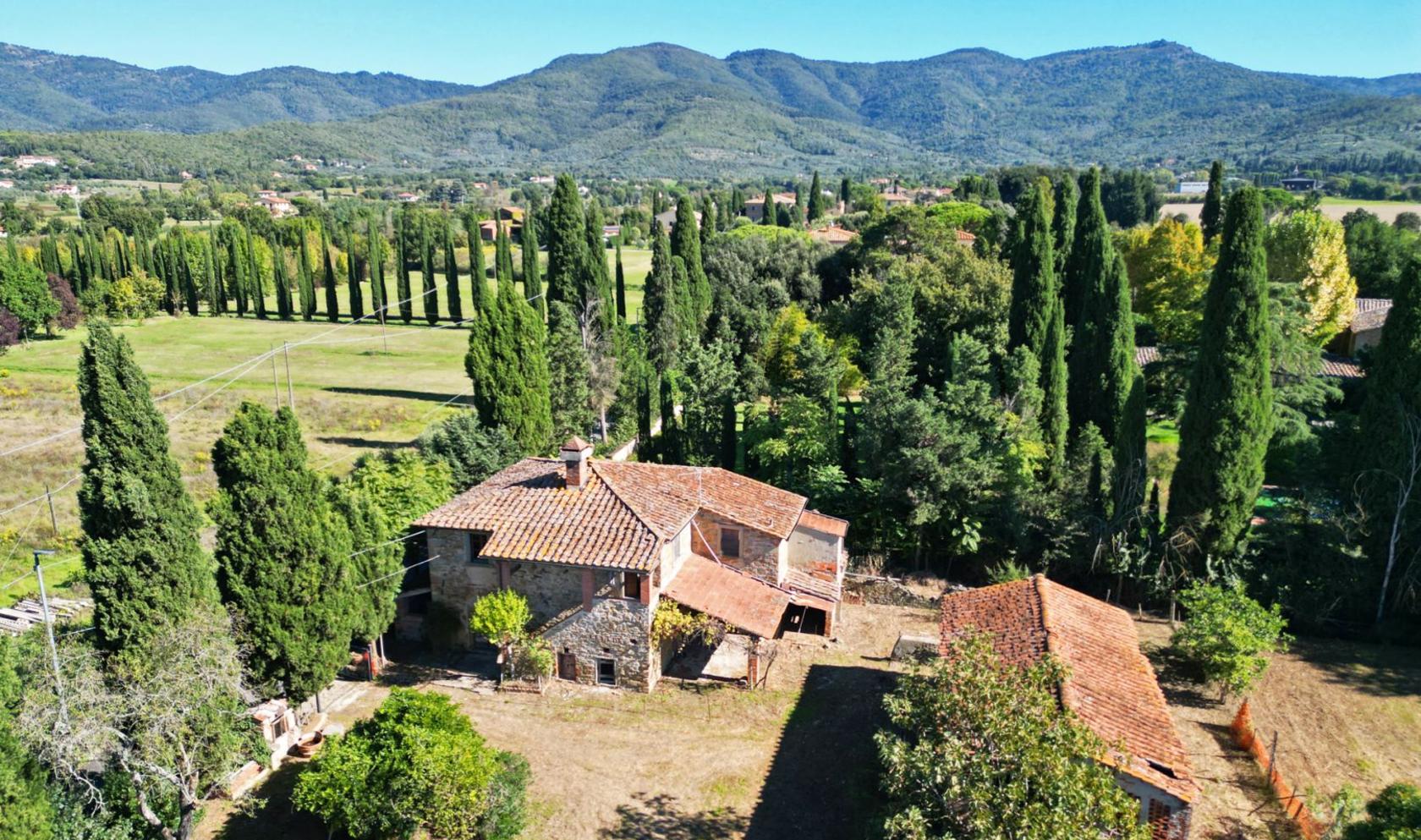 Toscana Immobiliare - Casale da ristrutturare in vendita ad Arezzo, Toscana