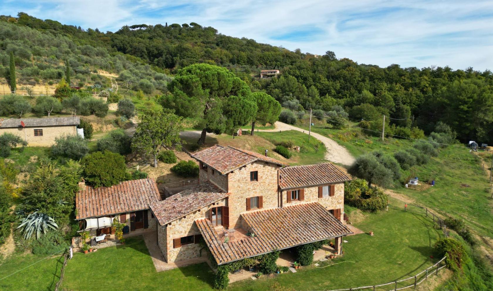 Toscana Immobiliare - Casale panoramico con piscina in vendita a Città della Pieve