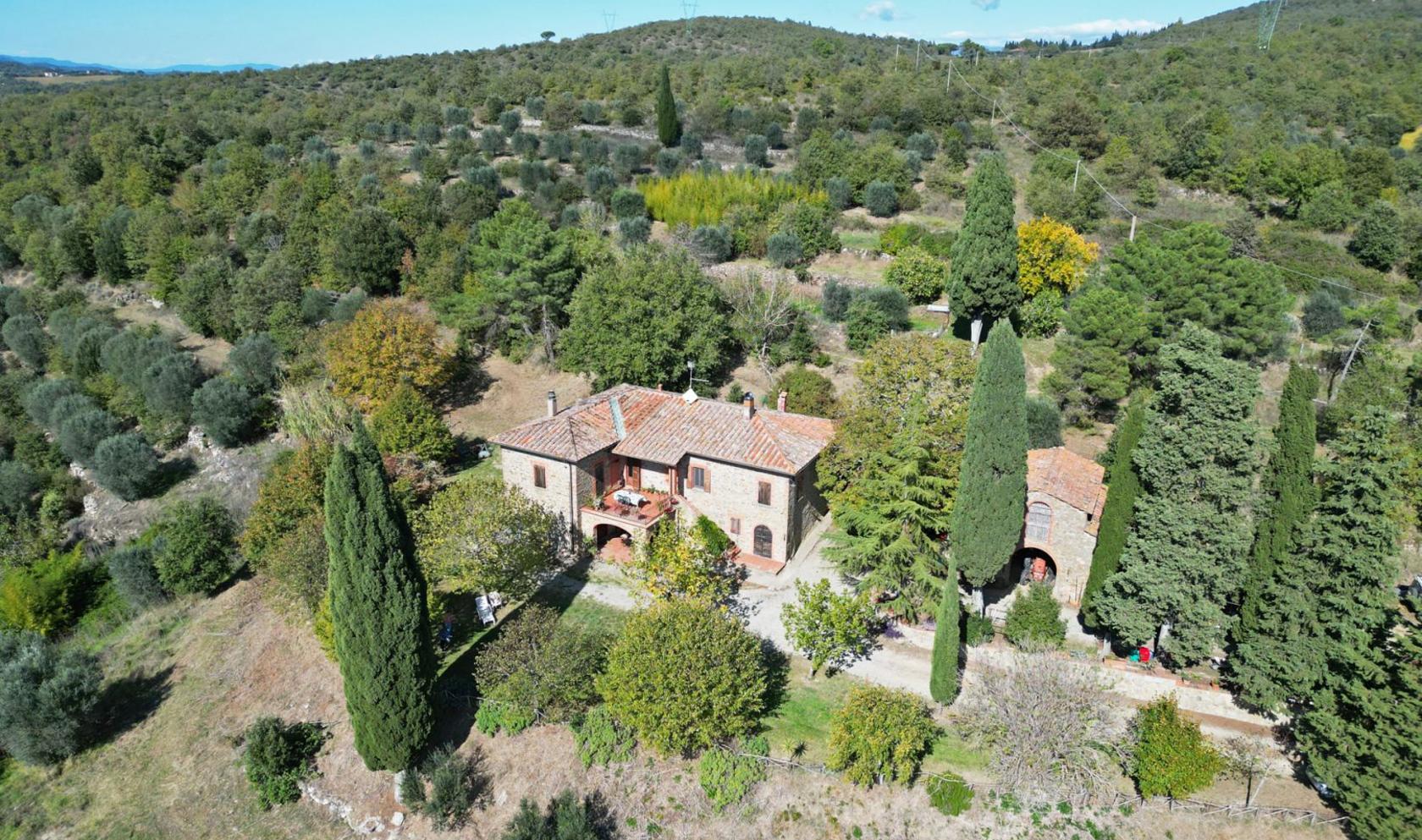 Toscana Immobiliare - Das Bauernhaus verfügt über toskanischen Sandstein, alte Holzbalken und rote Terrakottaböden